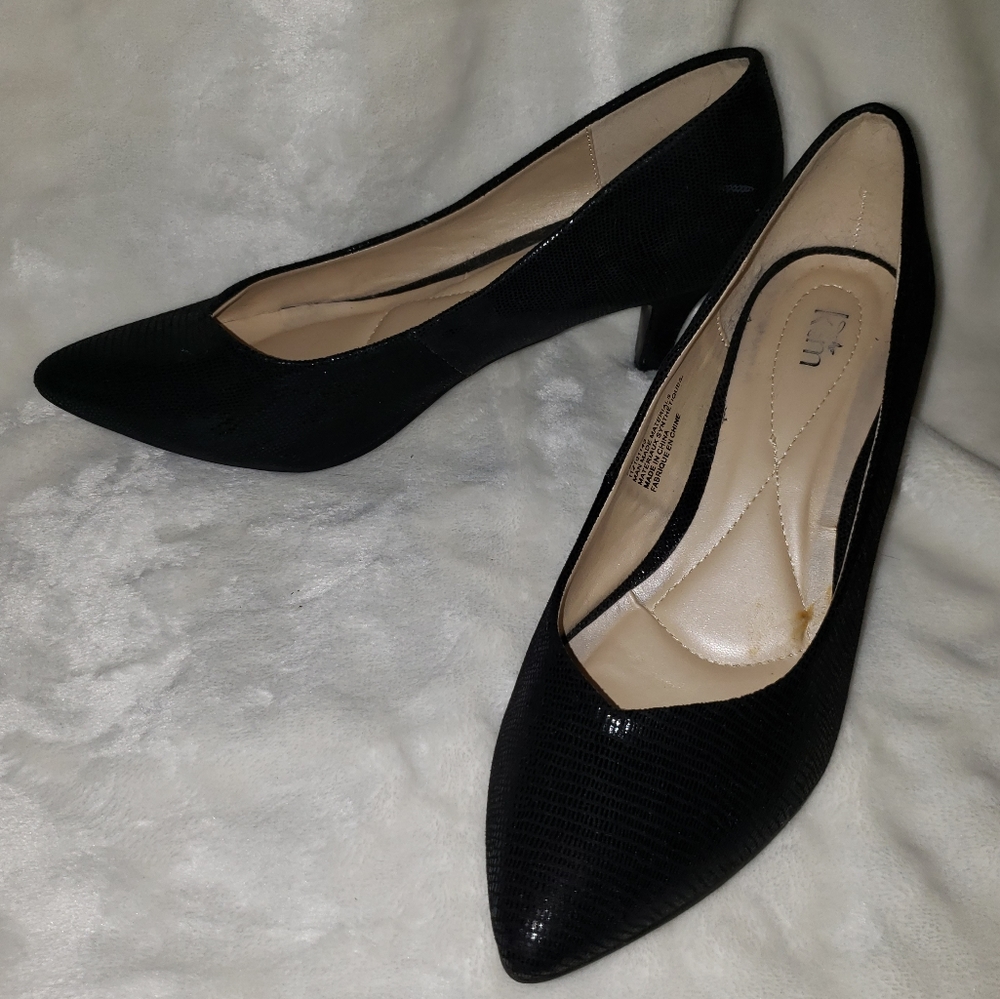 Black pumps